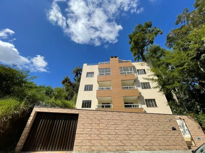Apartamento de 02 quartos com garagem no bairro em Santa Terezinha