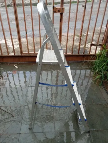 Escada alumínio 4 degraus 