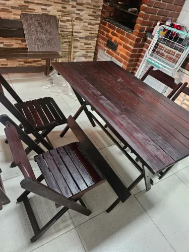 Mesa e quatro cadeiras de madeira.