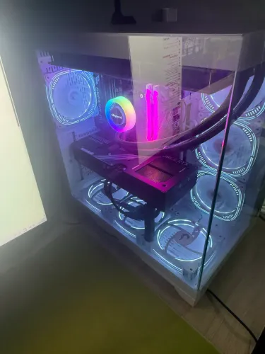 PC GAMER HIGH END AM5/ 9800x3d/ 5070ti 16GB/ 32GB