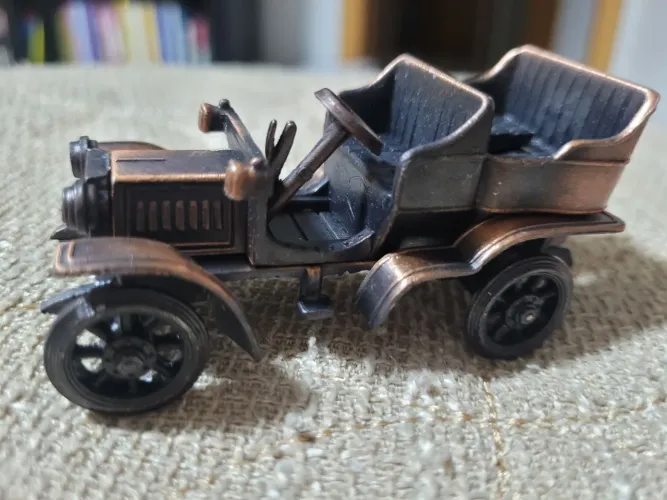 Miniatura apontador colecionável, em metal: carro antigo <br>Nova.<br>Com a caixa.