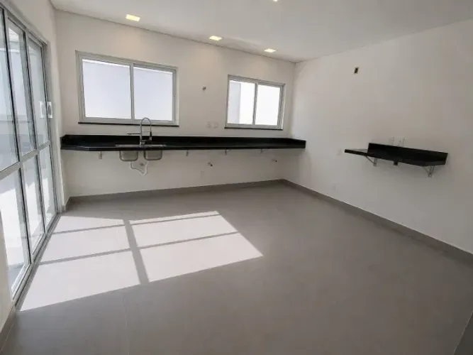 Casa condomínio 10 min do centro . 3 quartos. Uma suíte.