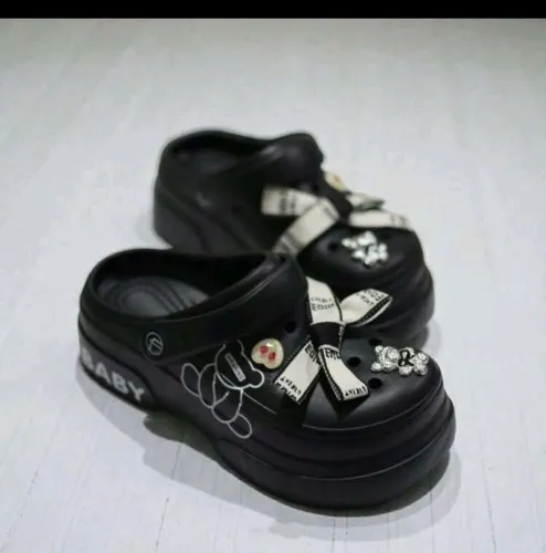 Sapato plataforma decorado 