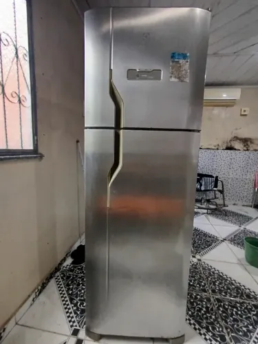 Vende - se uma geladeira Electrolux com o motor queimado. Valor 350 reais
