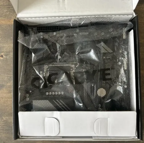 Placa mãe gigabyte b760m DS3H ddr5 semi nova