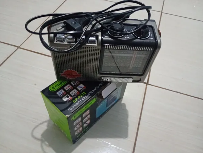 Rádio portátil 7 fxs fm am marca ecopower 110 - 220 volts vai 1 bateria 3.7 vai 2 pilhas d