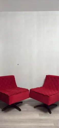 Poltrona Chaise Moderna Estofada Vermelha com Base em Madeira