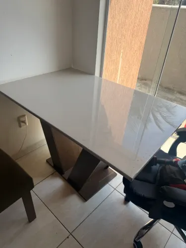 Mesa e armário de cozinha 