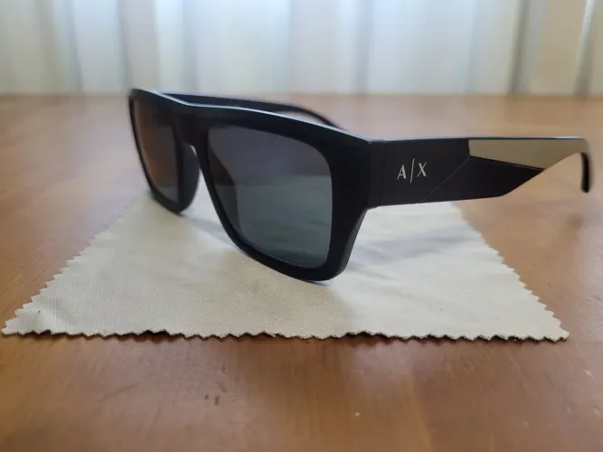 Óculos de Sol Masculino Armani Exchange, usado excelente estado.. código de série AX4124SU