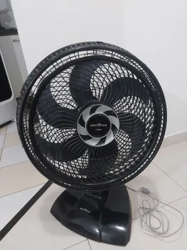 Ventilador Britânia 40 cm com 6 pás. Em ótimo estado de conservação.