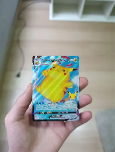 Pikachu Surfista Vmax edição de aniversário 25