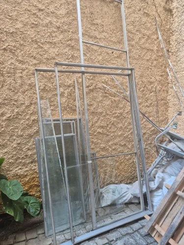 Esquadrias e antenas para reaproveitamento e reciclagem