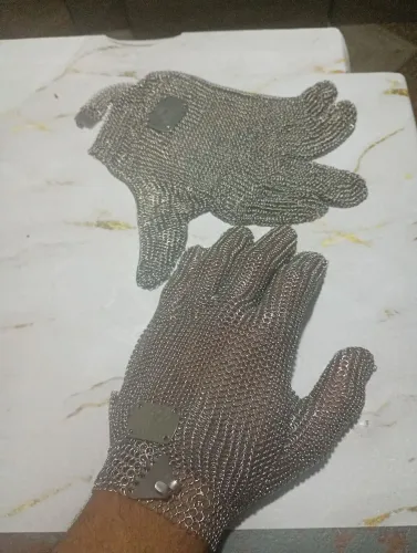 Duas luvas de malha de aço para açougue.