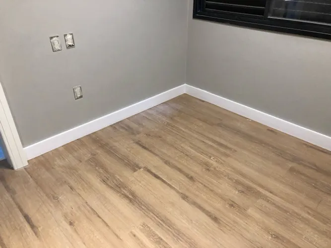 Piso vinilílico e Instalação e vendas de piso vinílico laminados, rodapés, Deck