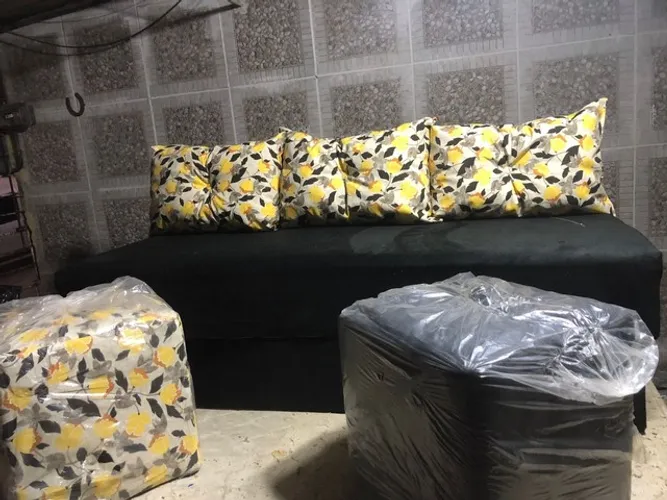 Sofa cama com estampa  + 2 puffs de fábrica 