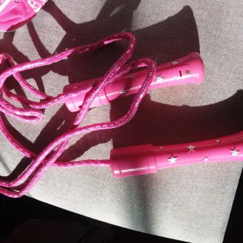 Corda de pular cor rosa em muito bom estado de conservação