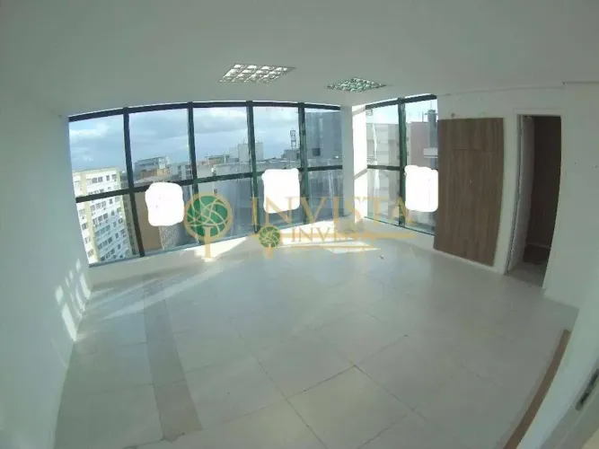 6 salas e 7 vagas de garagem - Á venda no Centro de Florianópolis