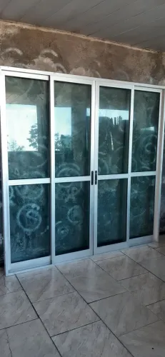 Porta vidro aluminio fechamento  tamanho 2.17 largura por 2.17 a altura 
