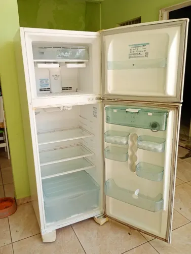 Vendo Geladeira Electrolux modelo Frost Free DFW35
