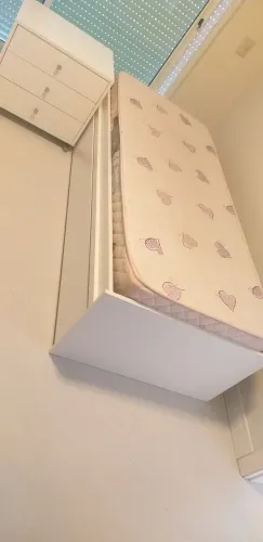 Bicama de solteiro com 2 colchões e mesinha lateral