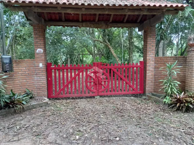 Sitio com 2 quartos, 1 banheiro com hidromassagem, à venda no Lami -Extrema.