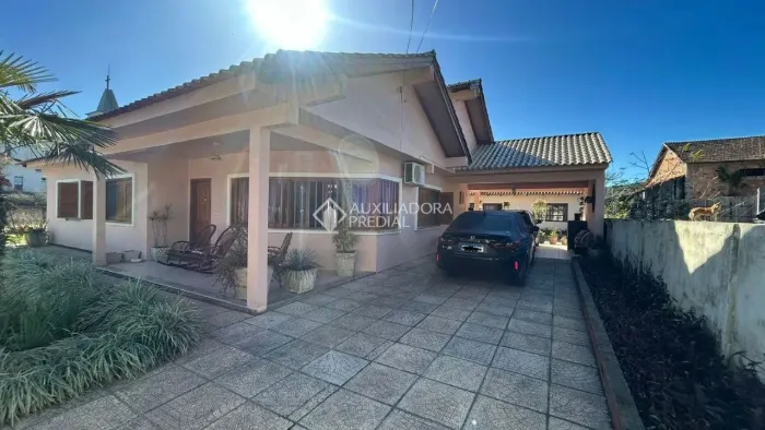 Casa belíssima com 4 quartos à venda no centro de Mariana Pimentel