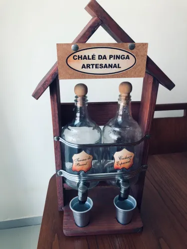 Chalé da pinga artesanal extremamente novo para decorar sua casa