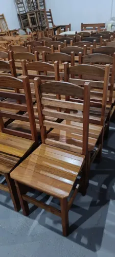 Cadeiras de madeira maciça $ 199,00 com uma demão e $ 210,00 com duas a pronta entrega