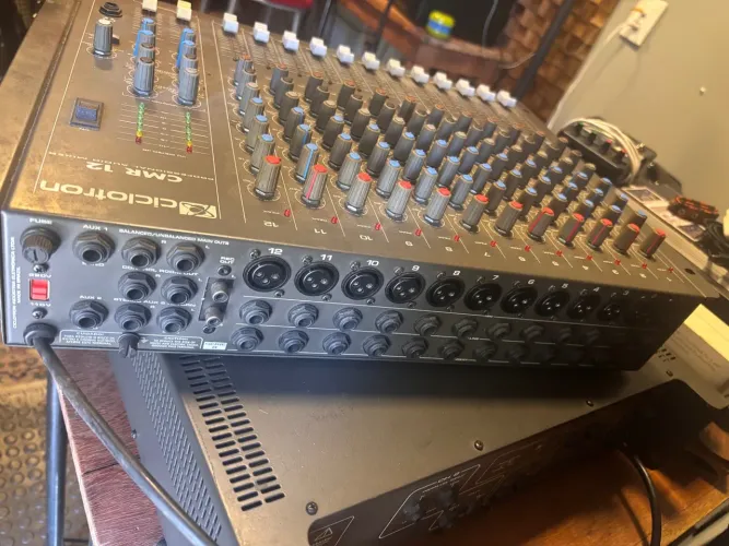 Mesa de Som Ciclotron CMR 12