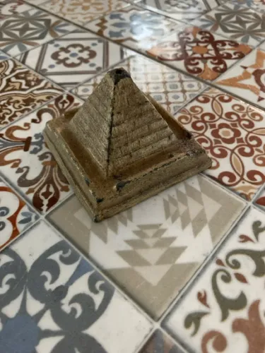 Incensário Pirâmide em metal 