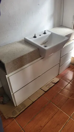 Bancada em granito + cuba e armário para banheiro/lavabo