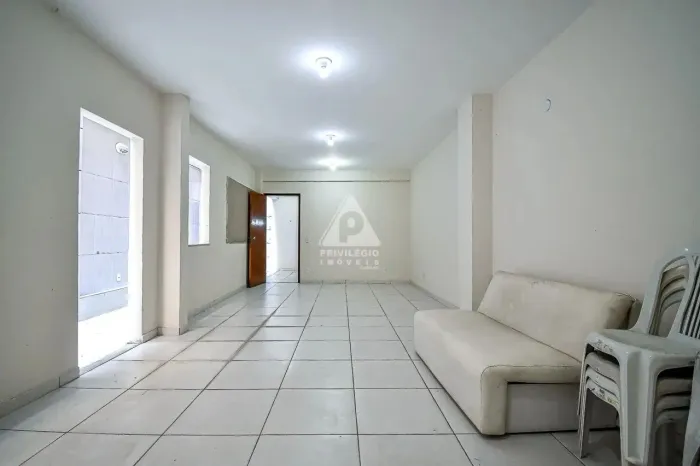 Prédio Comercial no Humaitá, 238 m², 9 salas, 6 banheiros