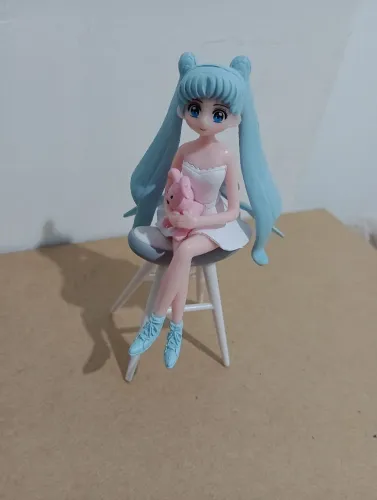 Boneca Anime Sentada com Pelúcia - Colecionável 100,00 cada entrega grátis