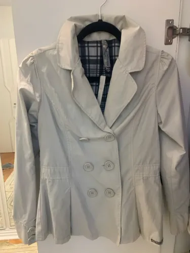 Casaco bege feminino com detalhes