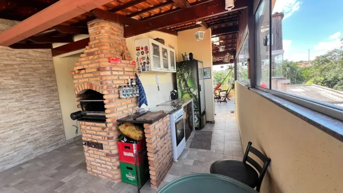 Casa Geminada 195m² | 3 Quartos, Suíte, Área Gourmet e 2 Vagas | Betim