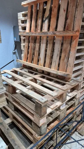 Pallets diversas medidas, madeira eucalipto. Entregamos com taxa de entrega. 