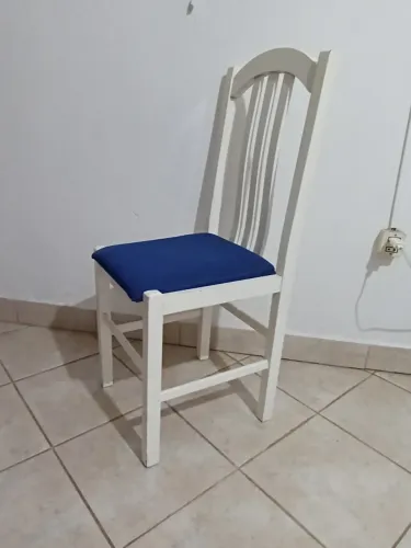 4 Cadeira de madeira com assento estofado.