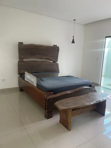 Cama de madeira rústica com design exclusivo