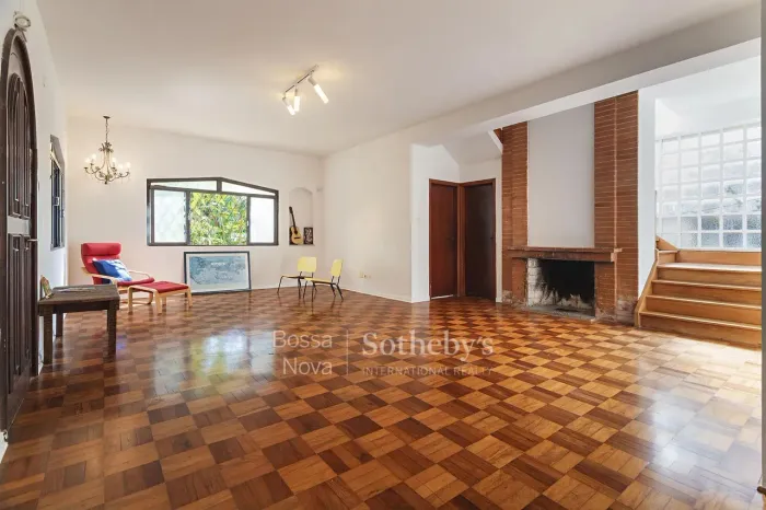 Casa cercada por jardim com árvores nativas