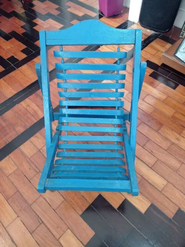 Vendo cadeira de madeira maciça artesanal