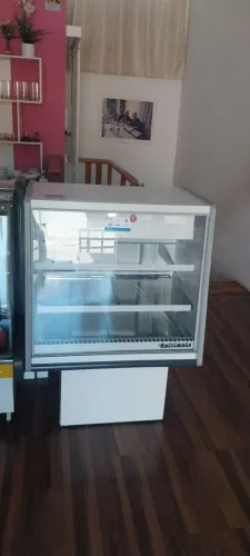 Vitrine estufa quente refrimate  ,possui 6 bandeja aço inox,vidro temperado ,durável. 