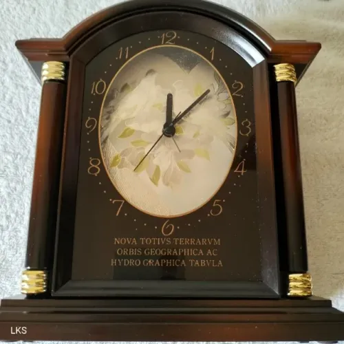 Relógio com compartimento porta chaves