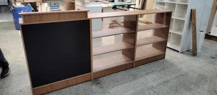 BALCÃO CAIXA + BALCÃO VITRINE AMADEIRADO