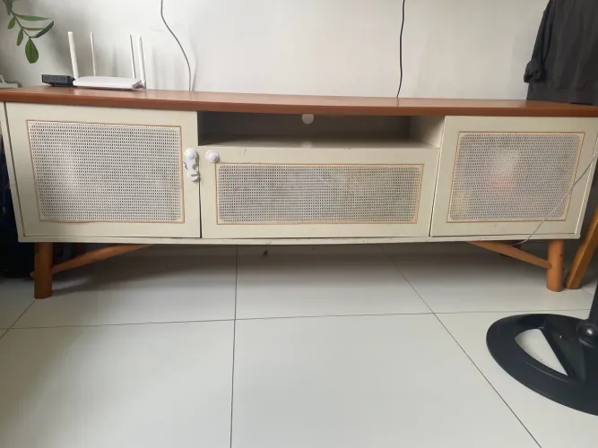Móvel para TV Retro com Detalhes em Palha