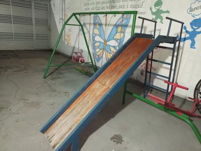 Playground com balanço, escorregador e gangorra 