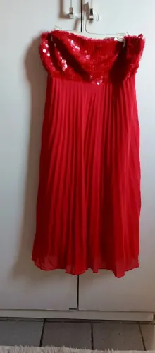 Vestido vermelho de paetê