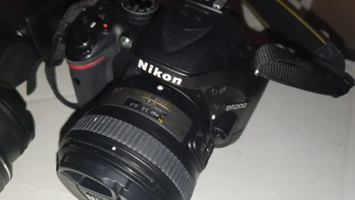 Nikon D5200 com 2 lentes, flash externo, bolsa e bateria extra.