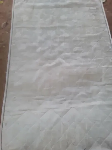Cama de solteiro com estrutura de metal