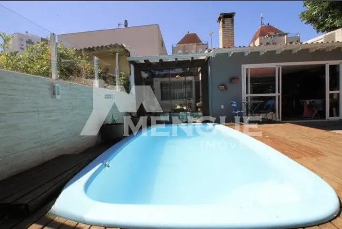 Casa com 02 dormitórios e 03 vagas de garagem, à venda no bairro São Sebastião em Porto Al