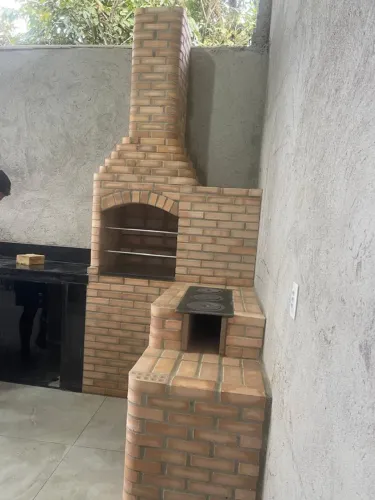 Churrasqueira de tijolo à vista com fogão a lenha